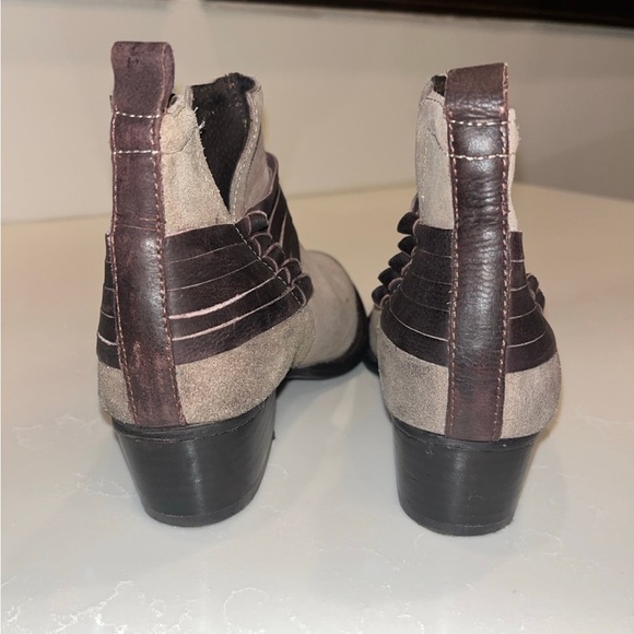 Gorgeous light brown suede booties - Picture 4 of 6